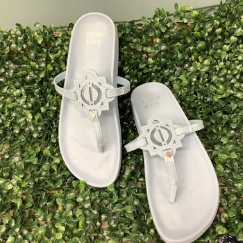 Crown and ivy flip on sale flops