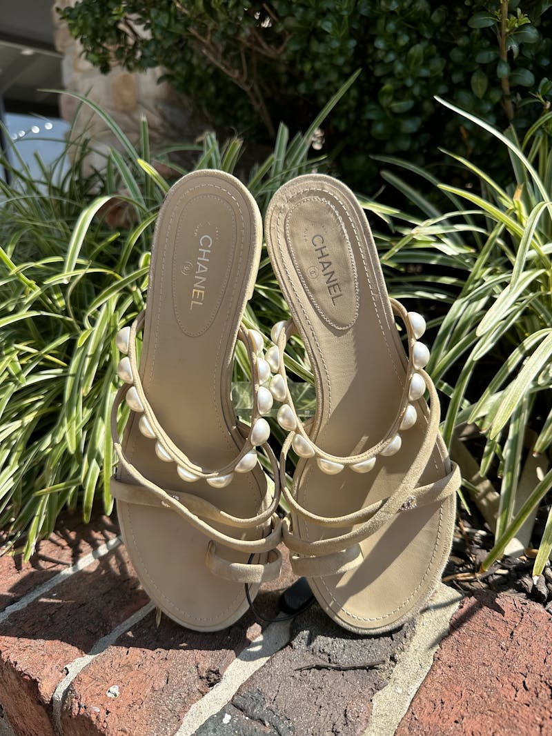 White Raffia Crystal Strass Flats 23C CC Logo Sandals – THE-ECHELON
